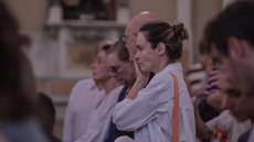 Abalada, Ana Paula Renault participa de missa de 7º dia do pai - Imagem: Reprodução