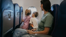 A medida busca evitar que crianças e adolescentes viajem separados de seus familiares durante o voo - Imagem: Reprodução