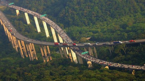 Durante o Carnaval, mais de 4 milhões de veículos devem circular pelas rodovias de São Paulo, especialmente entre 28 de fevereiro e 5 de março. - Imagem: Reprodução | TV Globo