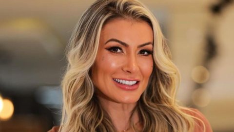 Andressa Urach faz "Gold Hair" com fios de ouro; saiba valor - Imagem: Reprodução / Instagram / @andressaurachoficial