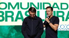 Pastor André Valadão ao lado do presidente Jair Bolsonaro (PL) em evento - Imagem: reprodução/Facebook