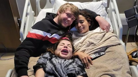Gkay compartilha imagem de Anitta deitada em cama hospitalar ao lado do namorado Murda Beatz - Imagem: reprodução Twitter @gessicakayane