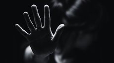 O suspeito, que possui histórico criminal, nega as acusações - Imagem: Reprodução / Freepik