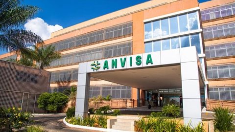 A Anvisa proibiu a venda de xaropes e medicamentos com clobutinol, que podem causar sérios riscos cardíacos, incluindo arritmias fatais. - Imagem: Reprodução