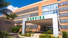 A Anvisa proibiu a venda de xaropes e medicamentos com clobutinol, que podem causar sérios riscos cardíacos, incluindo arritmias fatais. - Imagem: Reprodução