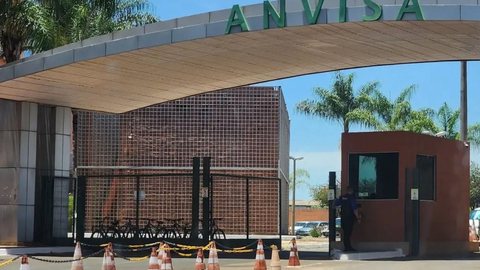Mudanças nas bulas e rótulos de medicamentos com cúrcuma visam informar sobre possíveis efeitos adversos e garantir a segurança do consumidor - Imagem: Reprodução/ Rafa Neddermeyer/Agência Brasil