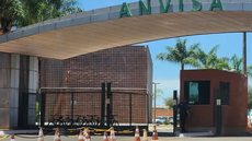 Mudanças nas bulas e rótulos de medicamentos com cúrcuma visam informar sobre possíveis efeitos adversos e garantir a segurança do consumidor - Imagem: Reprodução/ Rafa Neddermeyer/Agência Brasil
