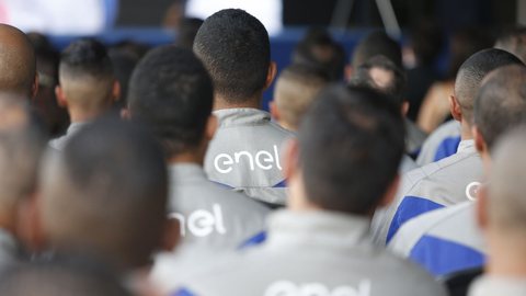 Funcionários da Enel - Imagem: Reprodução / Agência Brasil / Paulo Pinto