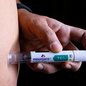Anvisa reforçou que as canetas emagrecedoras produzidas no Paraguai seguem sem registro no Brasil e não podem ser consideradas equivalentes ao Mounjaro. - Imagem: Reprodução / Shutterstock
