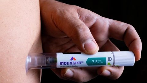 Anvisa reforçou que as canetas emagrecedoras produzidas no Paraguai seguem sem registro no Brasil e não podem ser consideradas equivalentes ao Mounjaro. - Imagem: Reprodução / Shutterstock