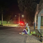 Apoiadora de Jair Bolsonaro realiza vigília em frente ao condomínio onde o ex-presidente cumpre prisão domiciliar em Brasília - Imagem: Reprodução