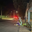Apoiadora de Jair Bolsonaro realiza vigília em frente ao condomínio onde o ex-presidente cumpre prisão domiciliar em Brasília - Imagem: Reprodução