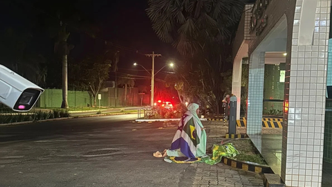 Apoiadora de Jair Bolsonaro realiza vigília em frente ao condomínio onde o ex-presidente cumpre prisão domiciliar em Brasília - Imagem: Reprodução