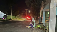 Apoiadora de Jair Bolsonaro realiza vigília em frente ao condomínio onde o ex-presidente cumpre prisão domiciliar em Brasília - Imagem: Reprodução