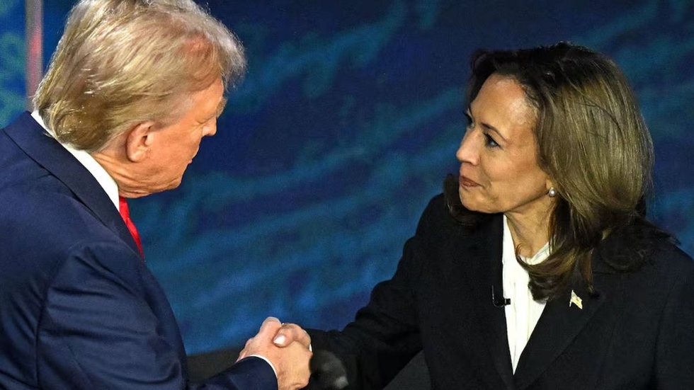 Apoiadores de Trump acusam Kamala de usar ponto eletrônico em debate - Imagem: Reprodução / BlueSky / @eixopolitico.com.br‬