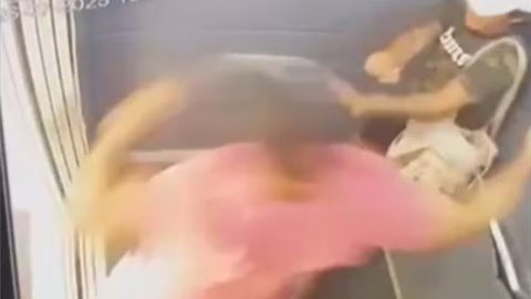 Vítima foi brutalmente agredida dentro de um elevador - Imagem: Reprodução / Câmera de Segurança