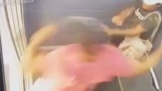 Vítima foi brutalmente agredida dentro de um elevador - Imagem: Reprodução / Câmera de Segurança