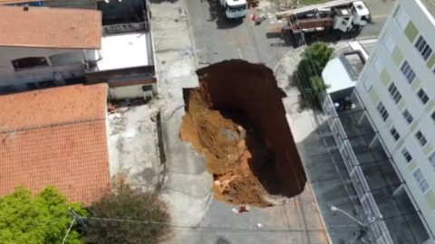 Após chuvas, solo cede novamente e amplia risco em bairro de São José - Imagem: Reprodução / André Bias / TV Vanguarda