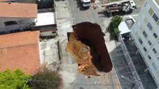 Após chuvas, solo cede novamente e amplia risco em bairro de São José - Imagem: Reprodução / André Bias / TV Vanguarda