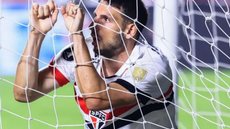 Após eliminação da Libertadores, Calleri assume responsabilidade: "Ficamos fora" - Imagem: Reprodução / AGIF / Marcello Zambrana