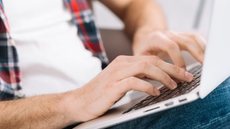 Após levar o notebook para a assistência técnica, homem é preso por abuso sexual - Imagem: Reprodução / Freepik