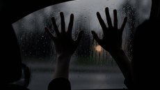 Mulher resistiu às investidas do suspeito e conseguiu fugir após ele adormecer ao volante - Imagem gerada por IA