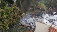 Após queda de avião, Voepass aciona seguradora para indenizar familiares das vítimas - Imagem: Reprodução / TV Globo
