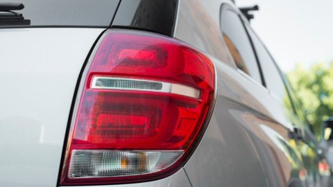 Vítima pula de carro em movimento na tentativa de fuga - Imagem: Reprodução / Freepik