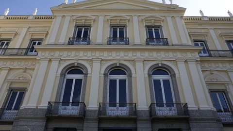 A exposição temporária “Entre Gigantes: uma experiência no Museu Nacional”, que abre ao público o palácio pela primeira vez após o incêndio de 2018 - Imagem: Reprodução / Agência Brasil / Fernando Frazão