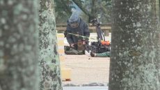 Após término de varredura, corpo de homem-bomba é periciado em frente ao STF - Imagem: Reprodução / TV Globo