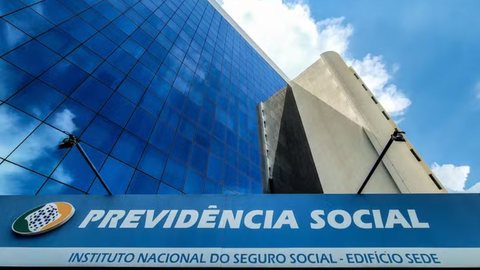 Simuladores digitais do INSS ajudam a planejar a aposentadoria, permitindo que trabalhadores verifiquem suas condições e façam correções necessárias - Imagem: Reprodução/Agência Brasil
