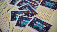 Além dos 13 ganhadores, 3.825 apostas acertaram quatro dezenas e ganharão R$ 6.229,64 - Imagem: Reprodução / Agência Brasil / Marcello Casal Jr.