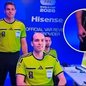 Árbitro australiano Shaun Evans reproduzindo gesto "white power", sinal associado a grupos supremacistas - Imagem: Reprodução/FIFA