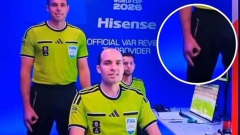 Árbitro australiano Shaun Evans reproduzindo gesto "white power", sinal associado a grupos supremacistas - Imagem: Reprodução/FIFA