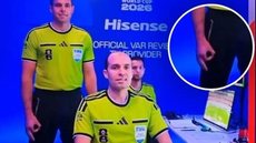 Árbitro australiano Shaun Evans reproduzindo gesto "white power", sinal associado a grupos supremacistas - Imagem: Reprodução/FIFA