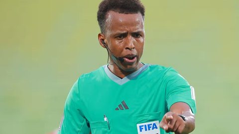 Omar Artan fica fora da Copa de 2026 após decisão das autoridades americanas - Imagem: Reprodução/Hector Vivas - FIFA via Getty Images