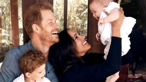 Príncipe Harry e a esposa Meghan Markle junto com os filhos Lilibeth e Archie - Imagem: Reprodução/DailyMail