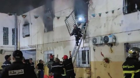 Equipes de resgate seguem atuando no local enquanto autoridades investigam as causas do incêndio - Imagem: Reprodução/Direção-Geral de Proteção Civil da Argélia
