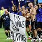 Argentina exibe faixa das Malvinas após jogo; Fifa proibiu manifestações - Imagem: Reprodução/Twitter/X
