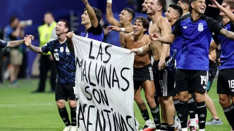 Argentina exibe faixa das Malvinas após jogo; Fifa proibiu manifestações - Imagem: Reprodução/Twitter/X