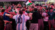 Confusão entre argentinos e argelinos na Times Square - Imagem: Reprodução/REUTERS/Carolina Herrera
