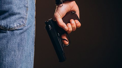 Homem morre com tiros ao se alimentar em pensão - Imagem: Freepik.com