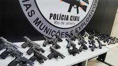 Apreensão de 30 pistolas que seriam levadas de SP para o Rio - Imagem: Divulgação | PCRJ