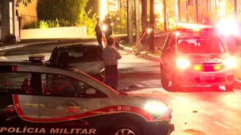 Viaturas da PM cercam o local após tiroteio na Vila Andrade. - Imagem: Reprodução/TV Globo.