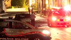 Viaturas da PM cercam o local após tiroteio na Vila Andrade. - Imagem: Reprodução/TV Globo.