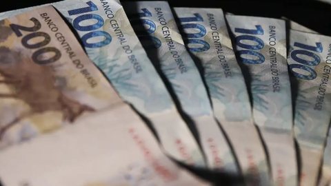 Fatores como aumento do IOF e melhorias na arrecadação previdenciária contribuíram para os resultados positivos deste ano - Imagem: Reprodução / José Cruz / Agência Brasil