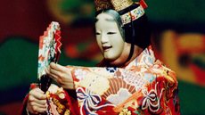 Teatro Nô japonês. Entre a rigidez da madeira e a delicadeza do gesto, a máscara sugere o invisível - Imagem: Reprodução