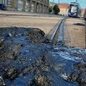 Calor extremo derreteu o revestimento ao redor dos trilhos dos bondes em Leipzig, obrigando a suspensão do transporte público e evidenciando os impactos das altas temperaturas sobre a infraestrutura urbana. - Imagem: Heiko Rebsch / dpa/picture alliance