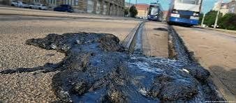 Calor extremo derreteu o revestimento ao redor dos trilhos dos bondes em Leipzig, obrigando a suspensão do transporte público e evidenciando os impactos das altas temperaturas sobre a infraestrutura urbana. - Imagem: Heiko Rebsch / dpa/picture alliance