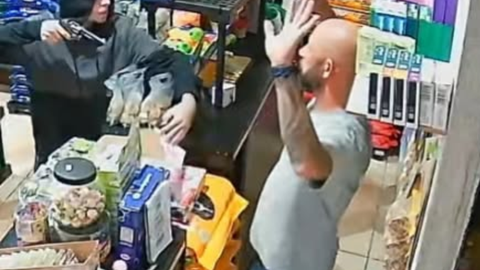 Criminosos ameaçaram a vítima ao notar que estavam sendo filmados - Imagem: Reprodução